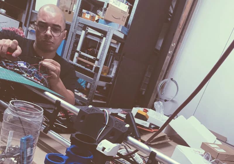 Mașina CNC tăind cu precizie un design personalizat